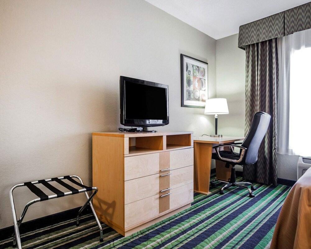 Comfort Inn Kansas City Airport - photo 15