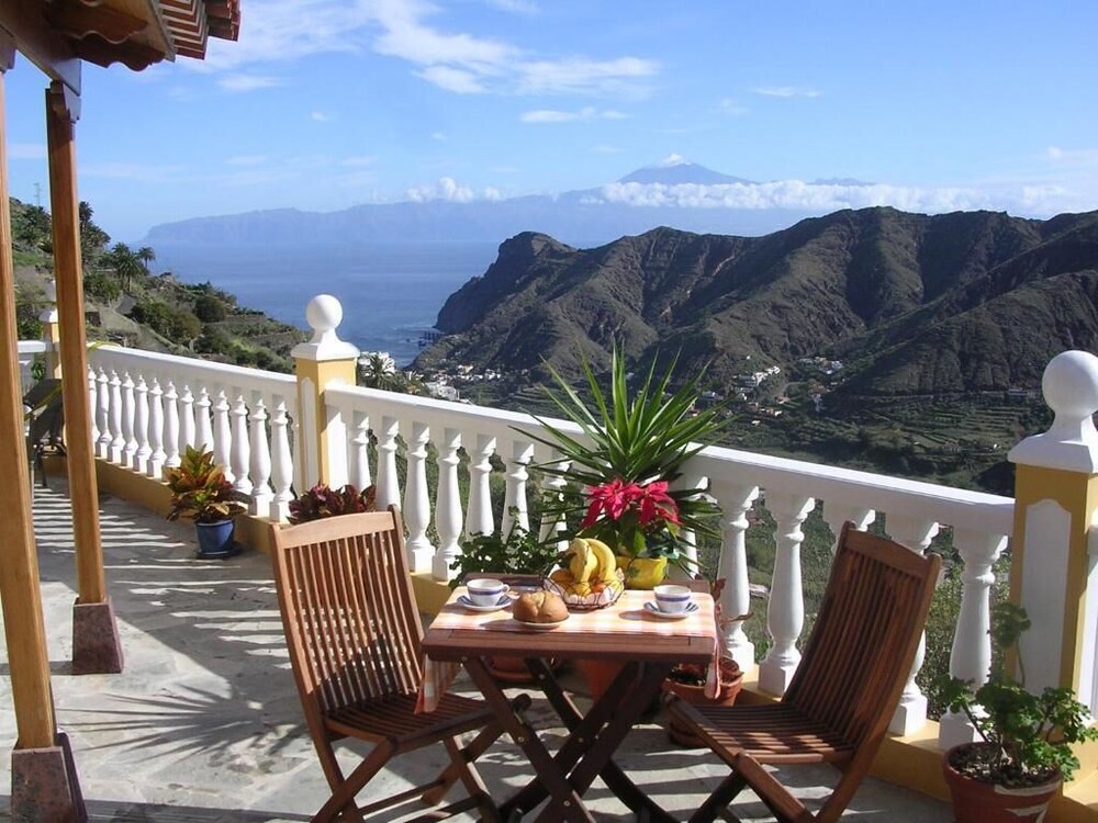 Casas Rurales El Serrillal — 4-Star Luxury Hotel in Hermigua, Spain