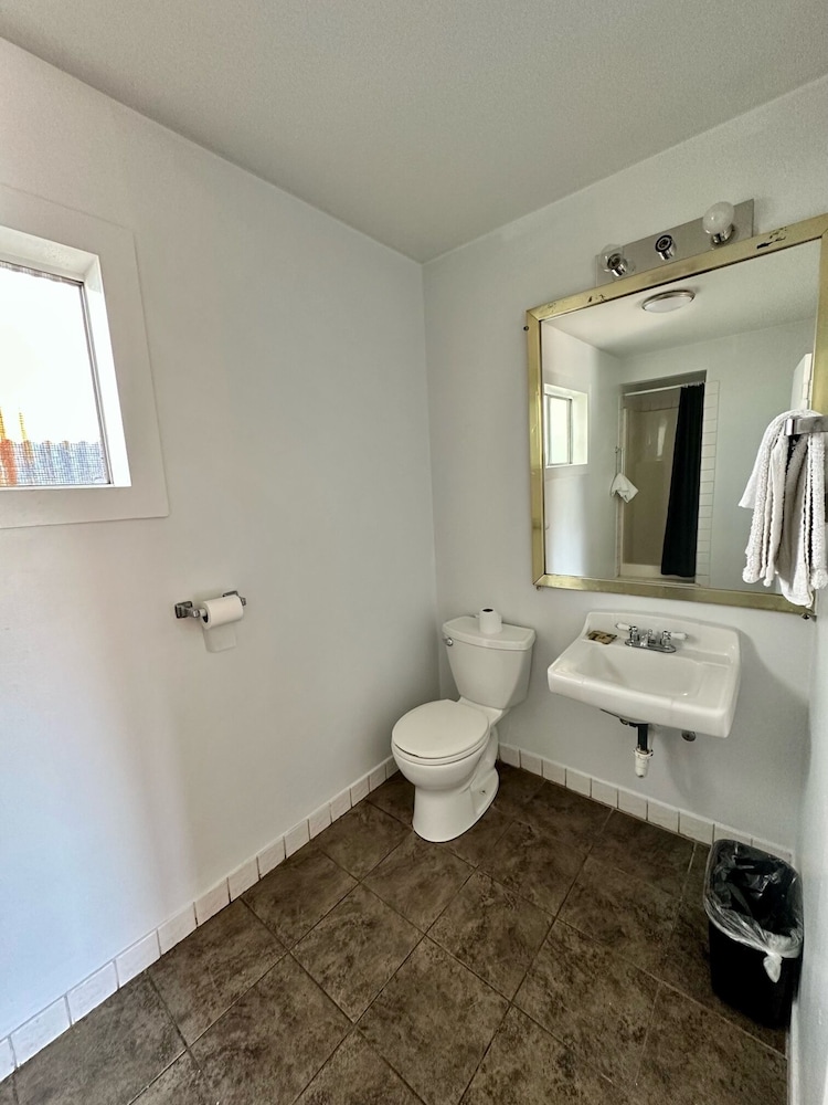 Lone Pine Motel - photo 9