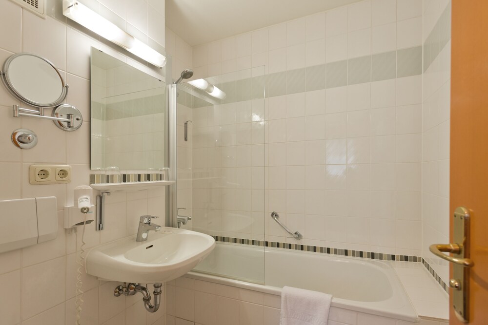 Deep Soaking Bathtub