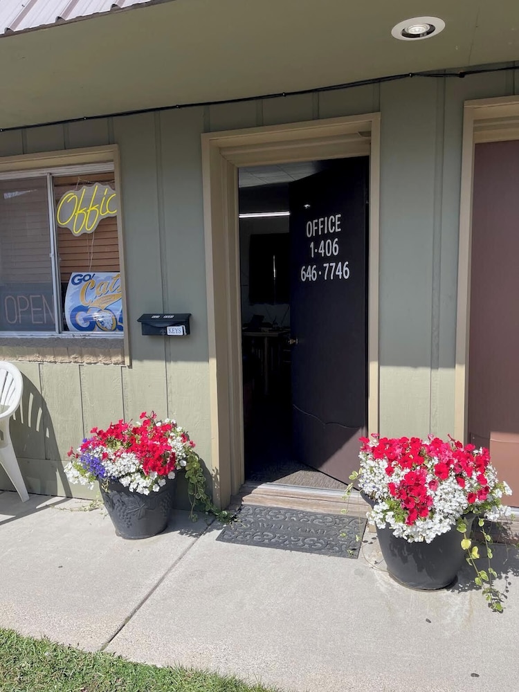 Ho Hum Motel - photo 16
