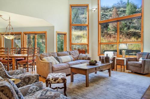 Private Hot Tub 2 Living Areas with Fireplaces Kitchen and Kitchenette New Listing in Beavercreek, United States