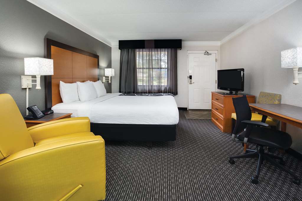 Days Inn by Wyndham Gainesville University I 75 - photo 12