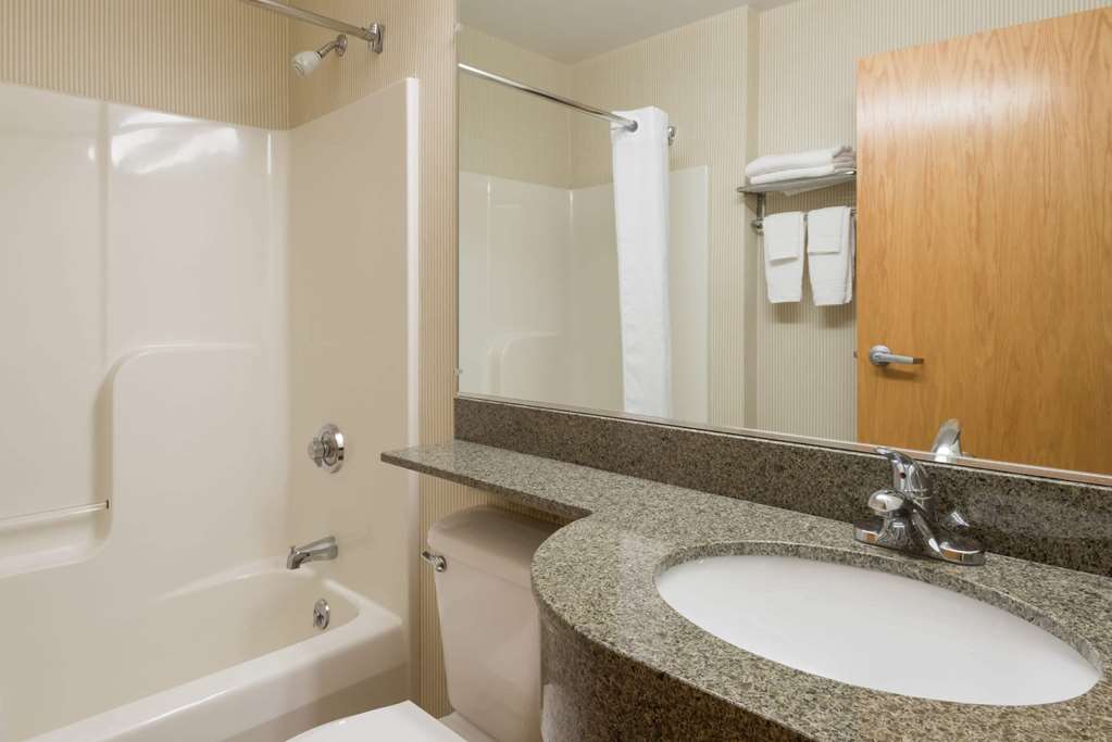 Microtel Inn & Suites by Wyndham Uncasville Casino Area - photo 9