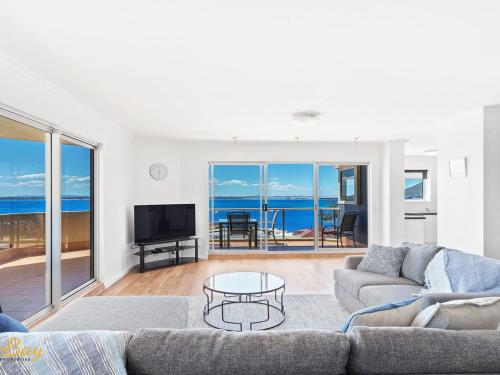 Breakwater Apartment 402 — 4-Star Luxury Hotel in Shoal Bay, Australia