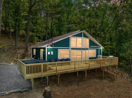 Forest Ridge Cabin Hot Tub Wi Fi National Park 15 Min Fire Pit — 4-Star Luxury Hotel in Elkton, United States