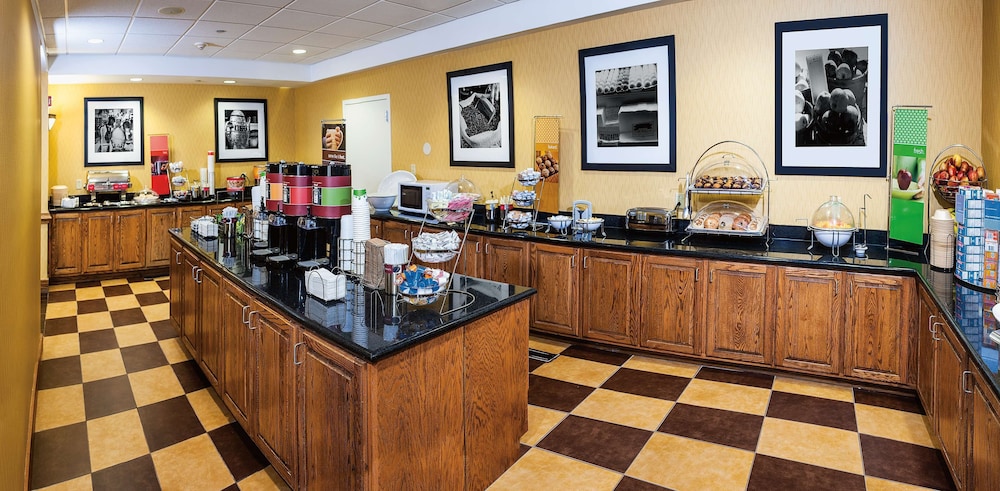 Hampton Inn & Suites Chesapeake Square Mall - photo 30