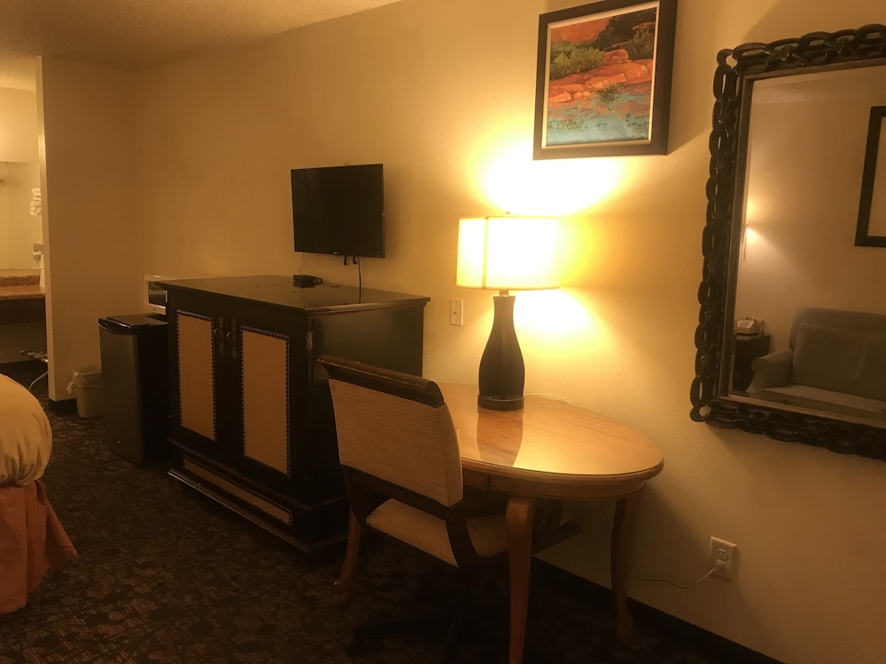 Travelers Inn & Suites - photo 21