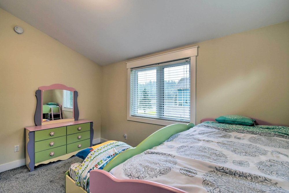 Scenic & Spacious Getaway on North Bay w Deck — hotel in Allyn