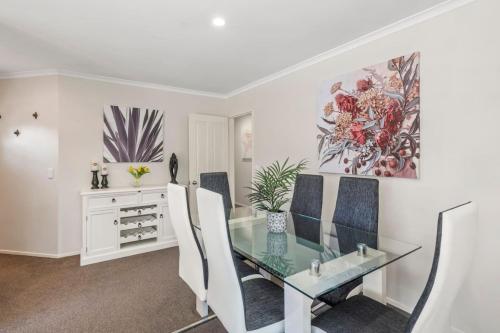 Logan House Stylish Getaway With BBQ and Yard — 4-Star Luxury Hotel in Taupo, New Zealand