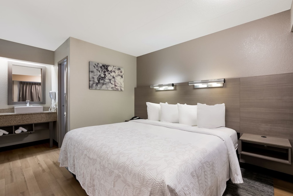 Red Roof Inn PLUS Chicago Naperville in Naperville, United States