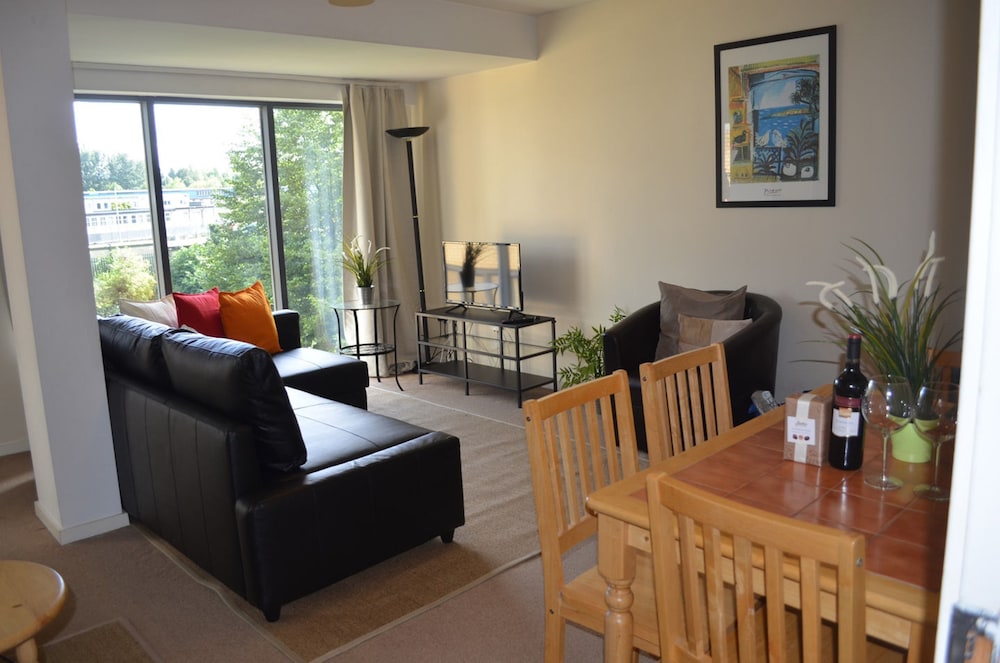 MetroStays Riverside Apartment — 4-Star Luxury Hotel in Dublin, Republic of Ireland