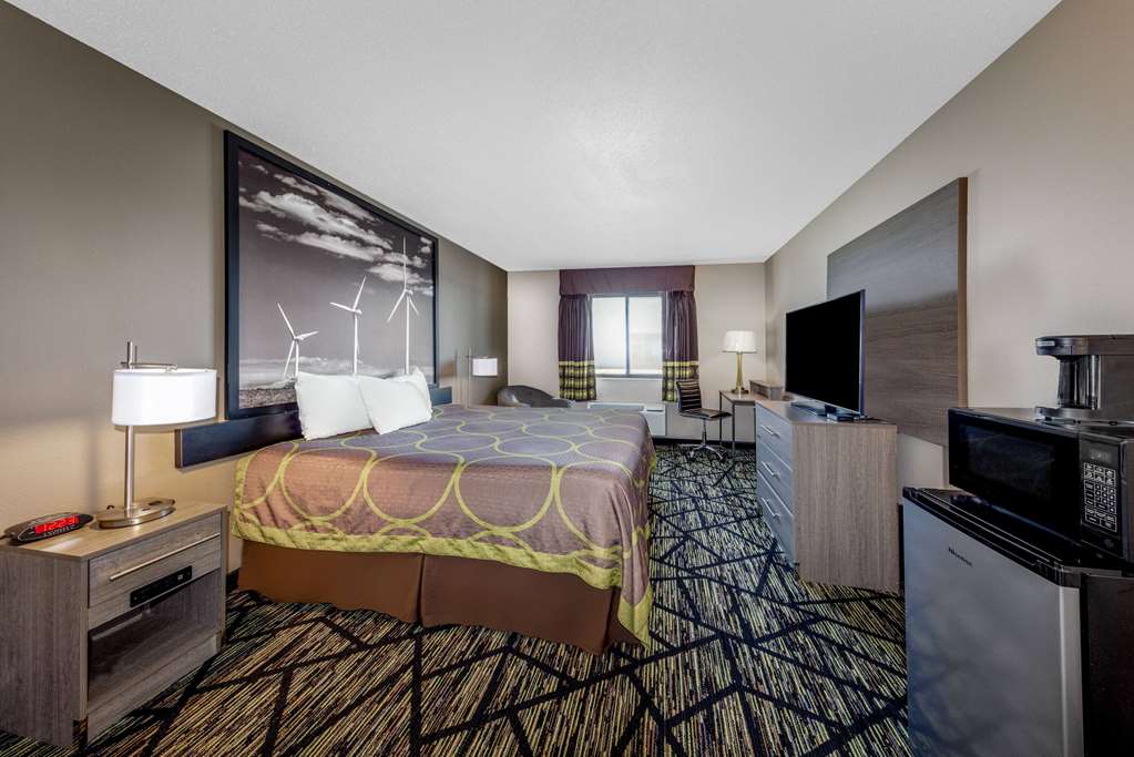 Super 8 by Wyndham Pratt - photo 9