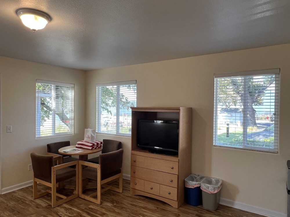Clear Lake Cottages & Marina - photo 42