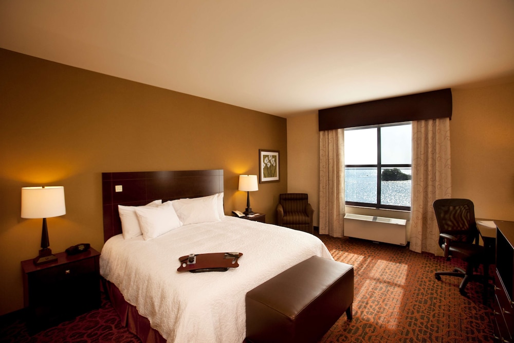 Hampton Inn Marquette Waterfront - photo 12