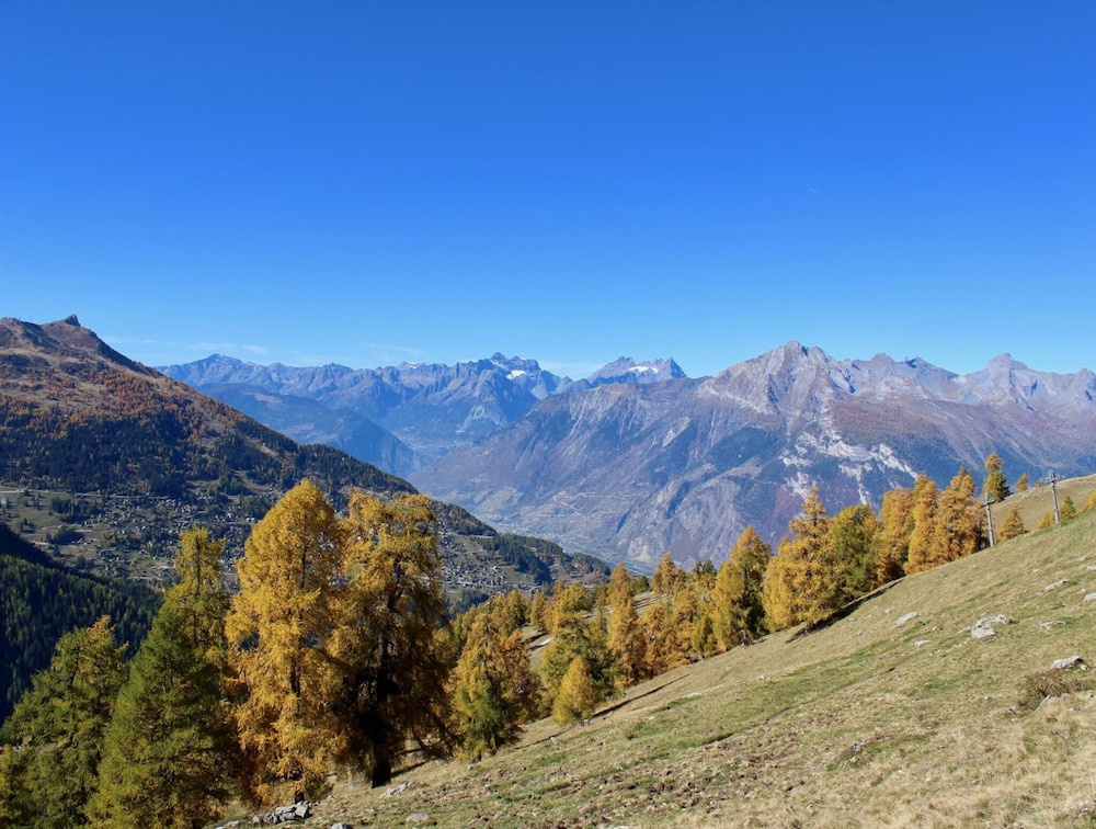 Spacious apartment with balcony — 4-Star Luxury Hotel in Basse-Nendaz, Switzerland