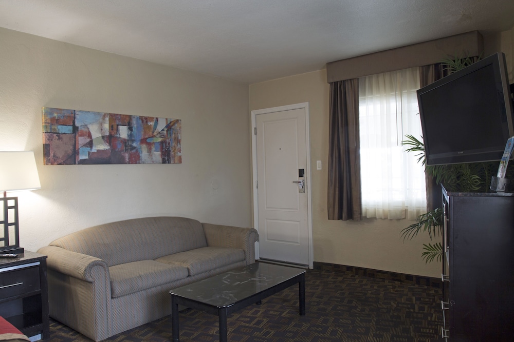 Harbor Inn & Suites - photo 13