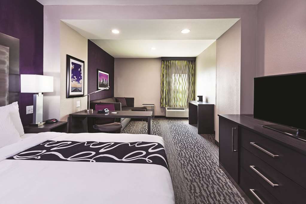 La Quinta Inn & Suites by Wyndham College Station South - photo 24