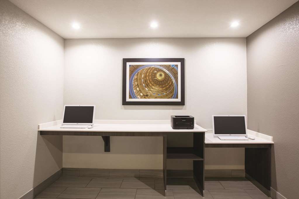 La Quinta Inn & Suites by Wyndham Mansfield TX - photo 33