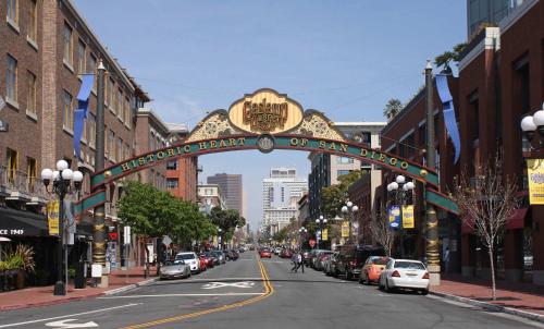 Bright and Trendy Panoramic Chic Prime Location — 4-Star Luxury Hotel in San Diego, United States