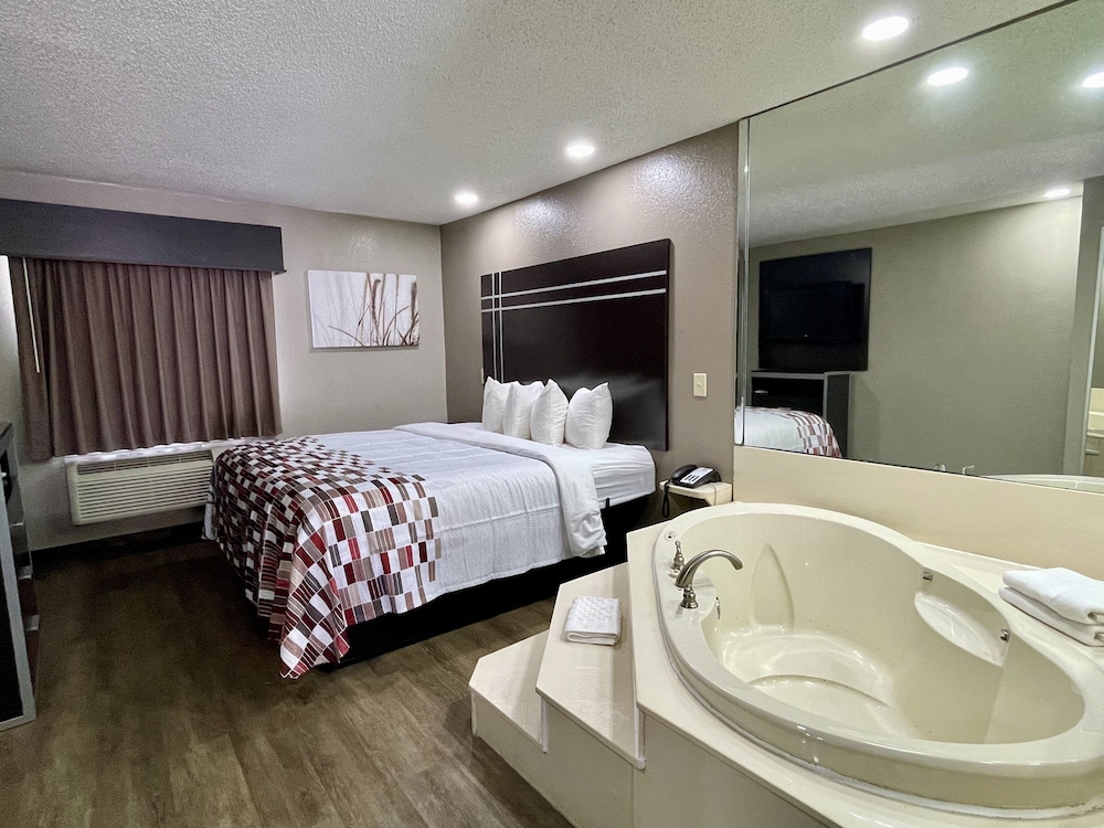 Richland Inn & Suites - photo 5
