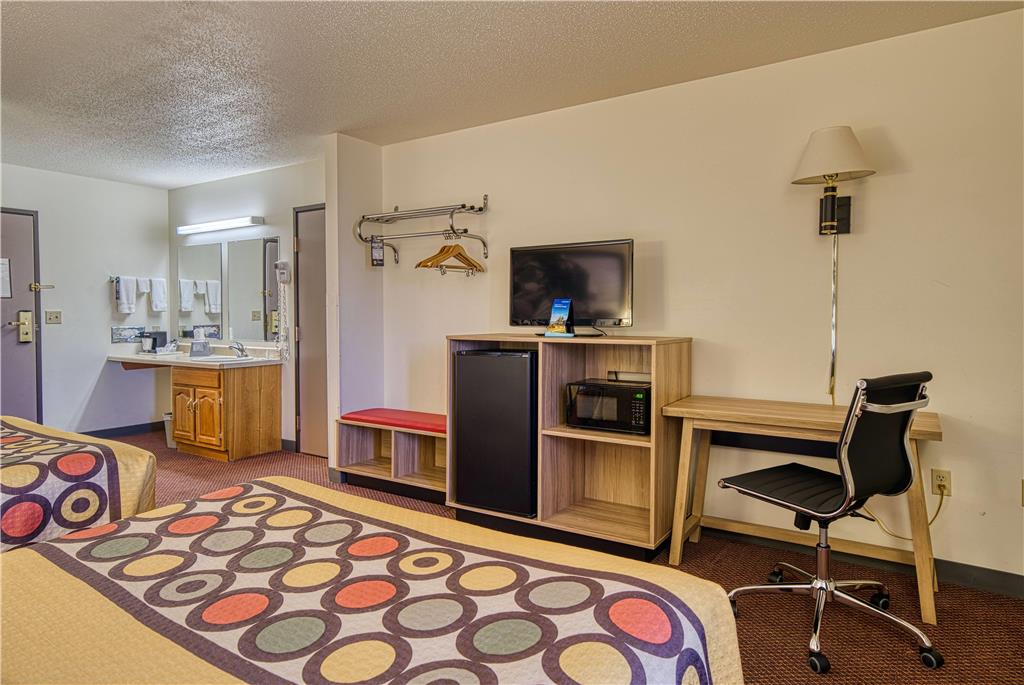 Super 8 by Wyndham Hot Springs - photo 23