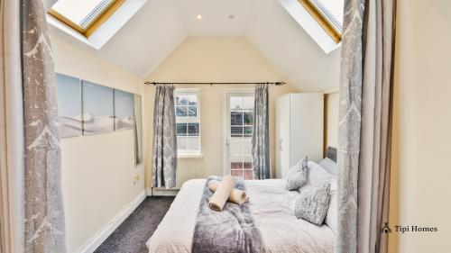 2 Bedroom 2 Bath Flat in Wandsworth — 4-Star Luxury Hotel in London, United Kingdom