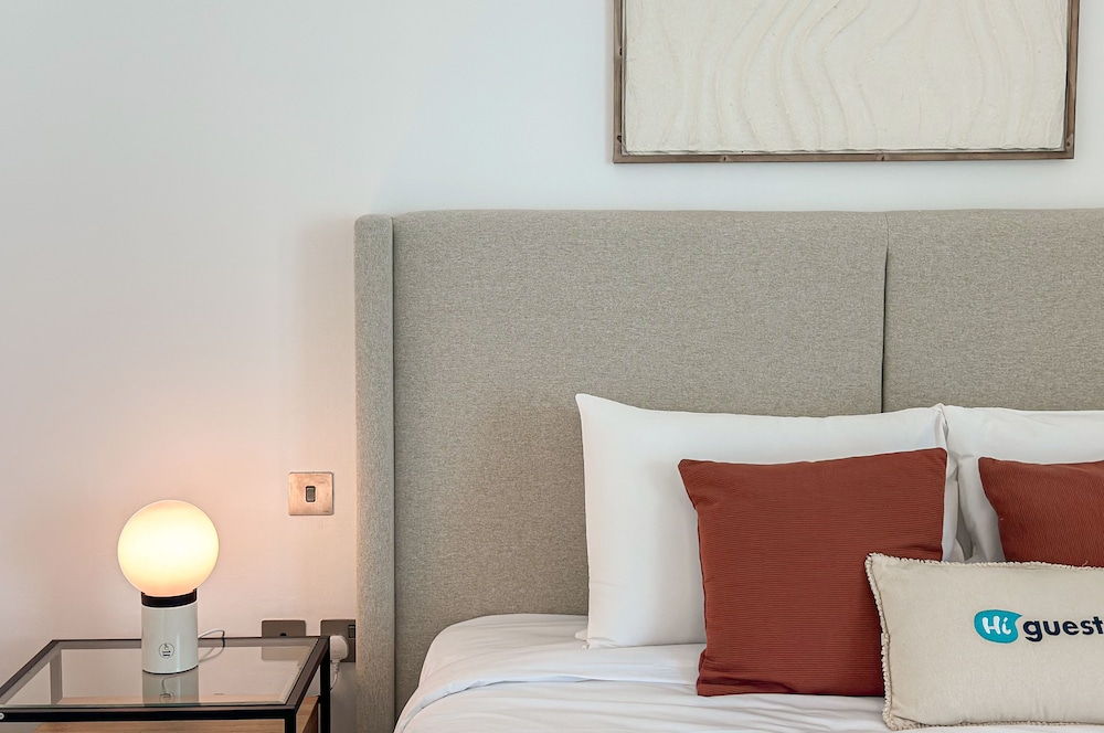 HiGuests Azure Residences — 4-Star Luxury Hotel in Dubai, United Arab Emirates