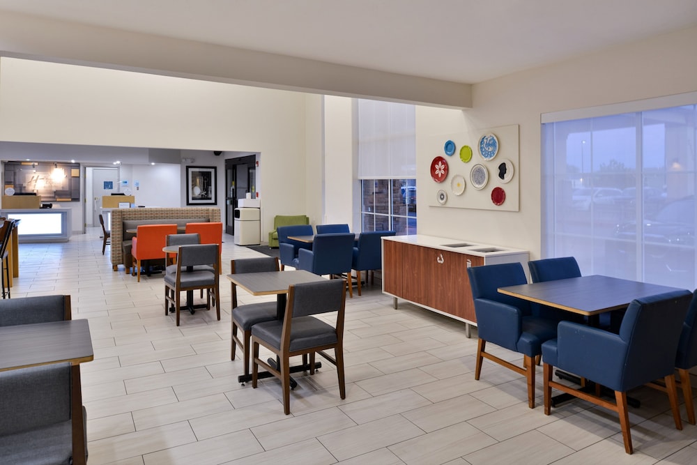 Holiday Inn Express Suites Farmington - photo 60
