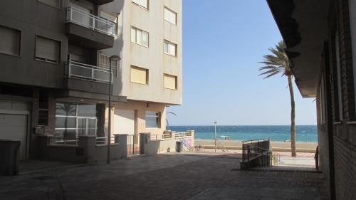 A Tico Con Garaje En 1a La Nea De Playa Almera A — Almeria