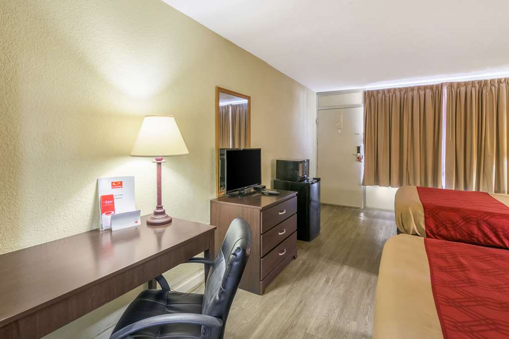 Econo Lodge Andalusia - photo 11