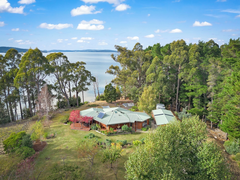 Blissful Birchs Bay — 4-Star Luxury Hotel in Woodbridge, Australia