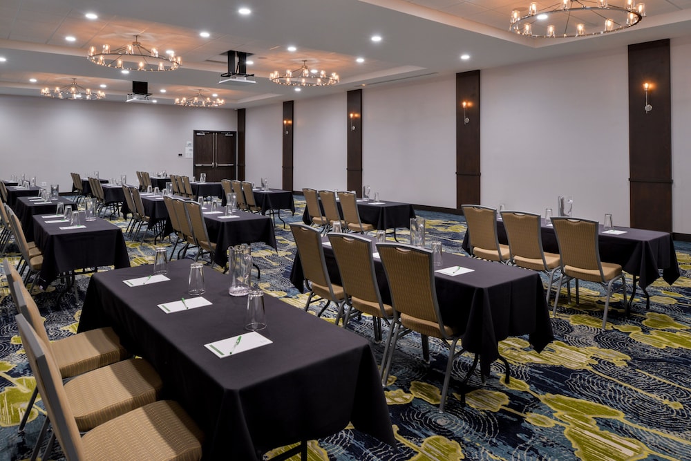 Holiday Inn Hotel & Suites Farmington Hills Detroit NW by IHG - photo 48