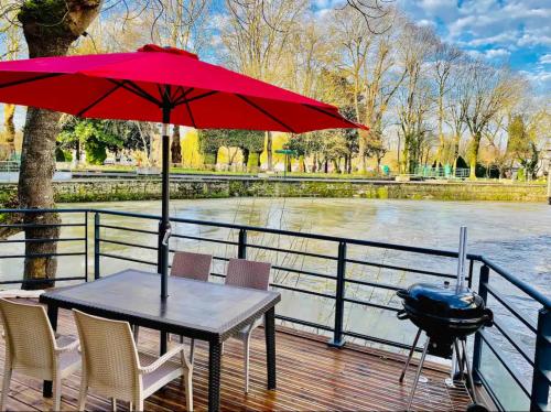 Le Quai 2 Ancien Moulin Au Bord de la Charente Charme Et Serenite a Jarnac — hotel in Jarnac