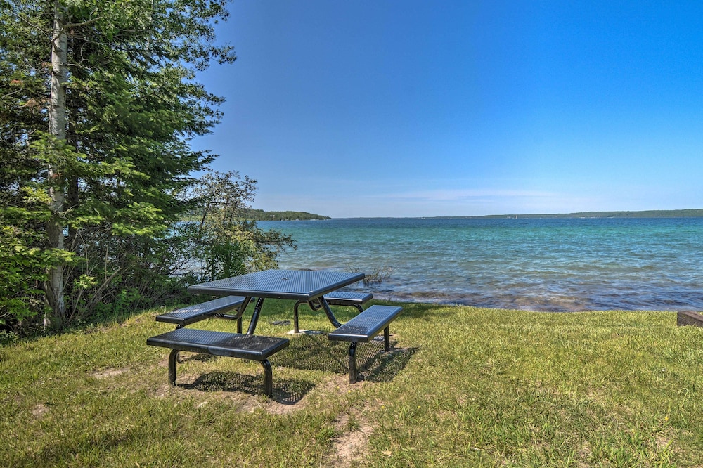 Day Trips to Boyne Mtn Cabin Near Lake Charlevoix — 4-Star Luxury Hotel in Charlevoix, United States