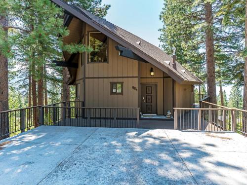 Enjoy the brilliant views of Lake Tahoe from this mountainside Cabin — 4-Star Luxury Hotel in Incline Village, United States