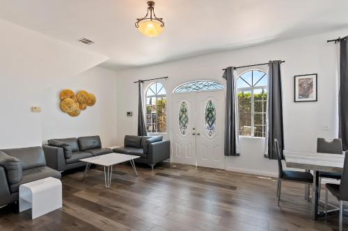 Lovely gated 3bedroom & 2 bath unit near Universal studio and Hollywood — 4-Star Luxury Hotel in North Hollywood, United States