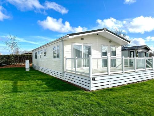 Bluebell Lodge Dog Friendly — 4-Star Luxury Hotel in South Cerney, United Kingdom