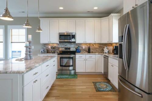 Porpoise Driven Life by Oak Island Accommodations - photo 11