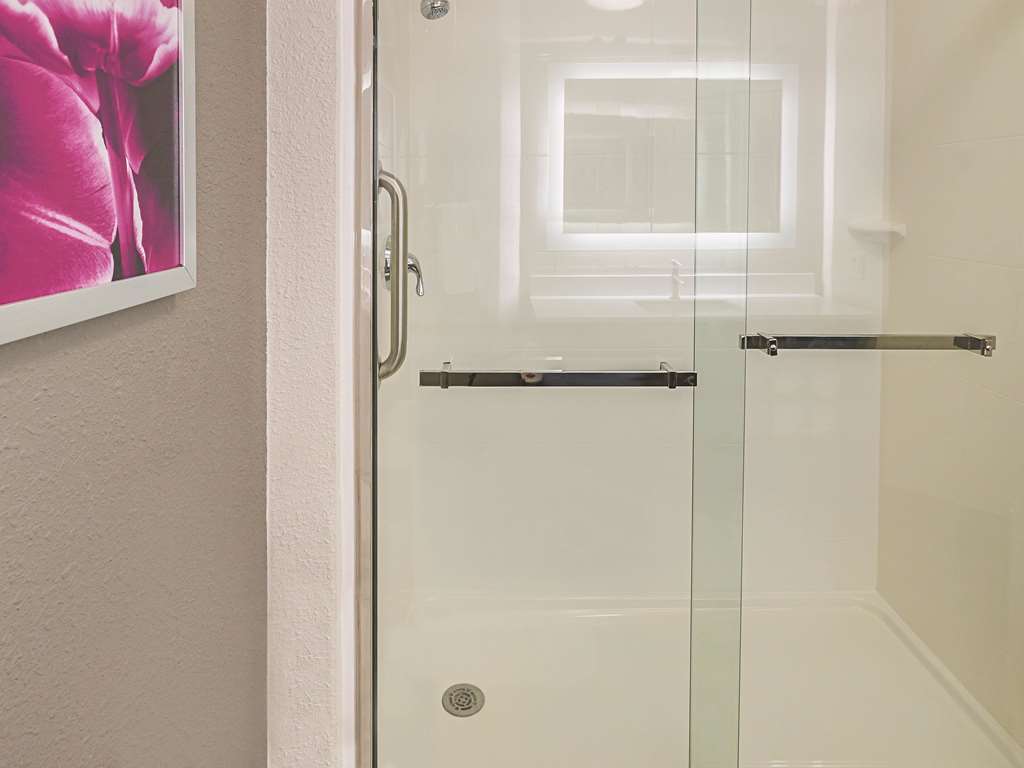 La Quinta Inn & Suites by Wyndham Fort Worth City View - photo 24