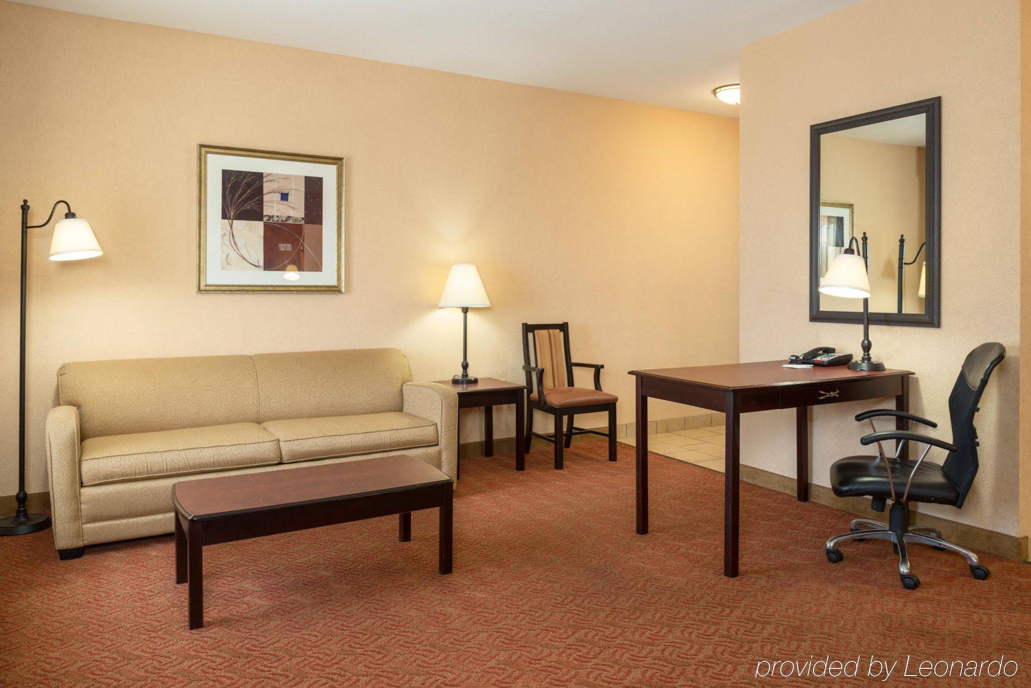 Durant Inn & Suites - photo 18