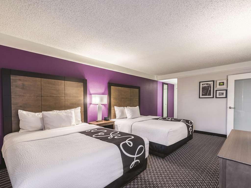 La Quinta Inn & Suites by Wyndham Cincinnati Sharonville - photo 37