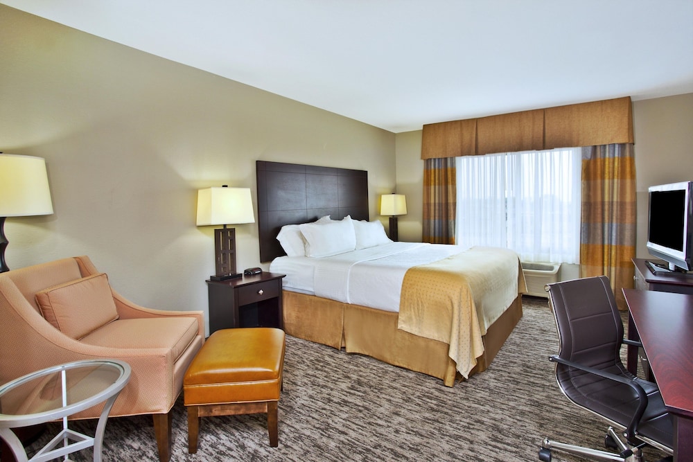 Holiday Inn & Suites Green Bay Stadium by IHG - photo 13