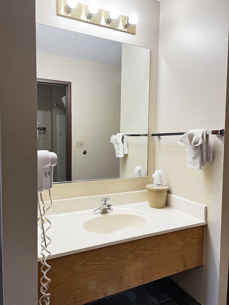 Designer Inn & Suites - photo 25
