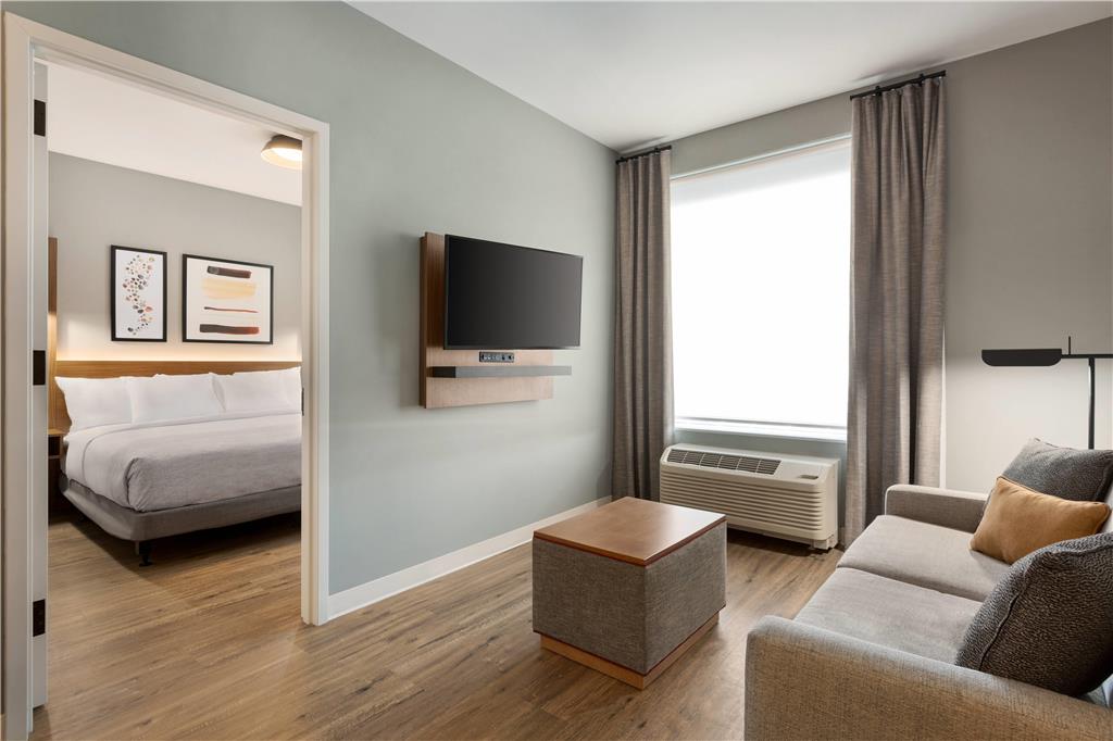 La Quinta Inn & Suites by Wyndham Mount Laurel Moorestown - photo 41