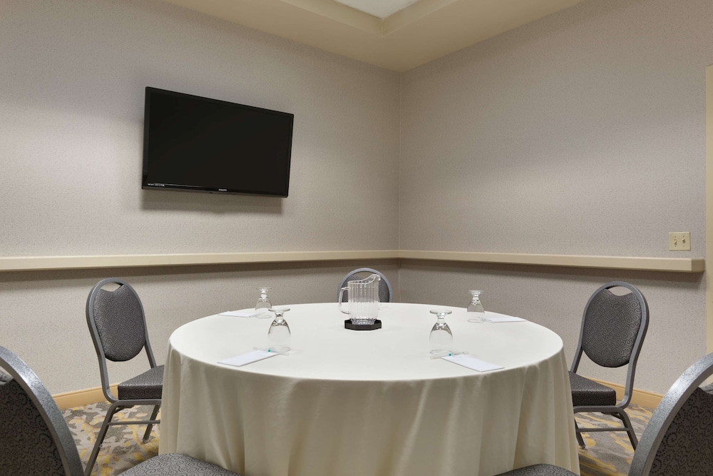 Embassy Suites by Hilton Newark Wilmington South - photo 30