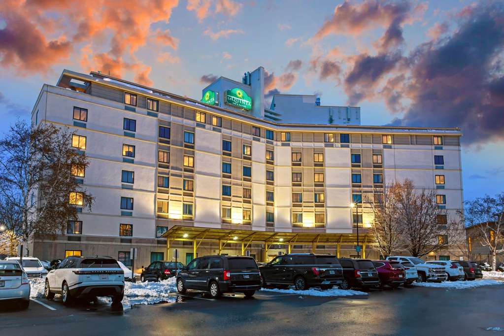 La Quinta Inn & Suites by Wyndham Boston Somerville - photo 5
