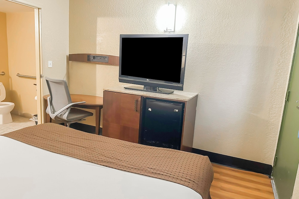 OYO Hotel Mobile AL I 65 at Airport Blvd - photo 9