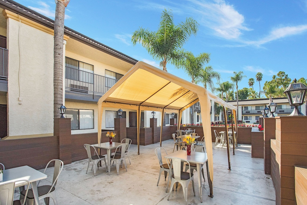 Stanford Inn & Suites Anaheim - photo 32