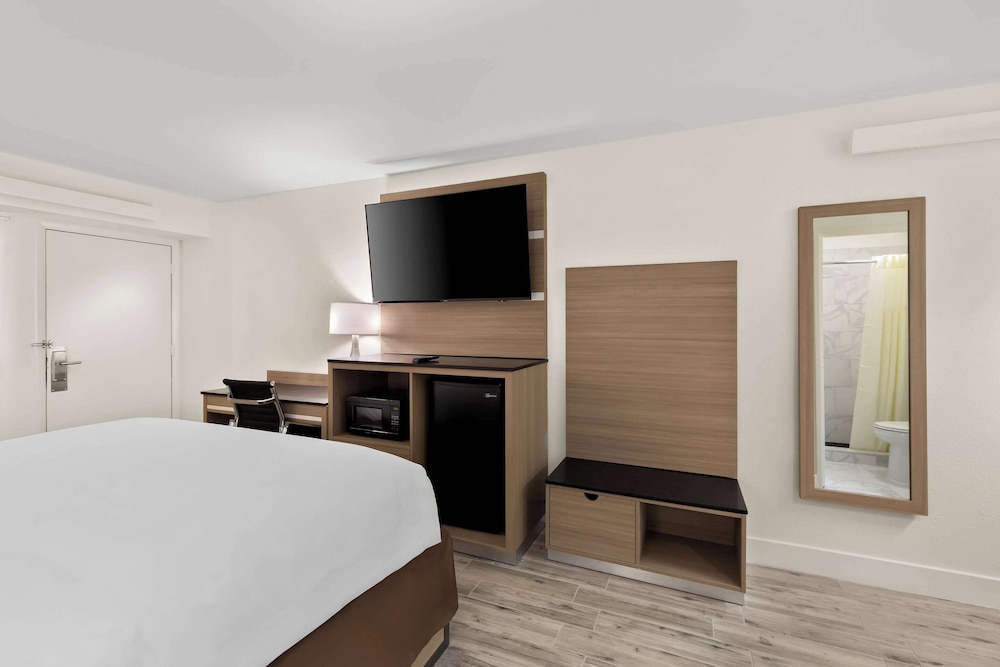 Clarion Pointe Kennesaw Town Center - photo 20